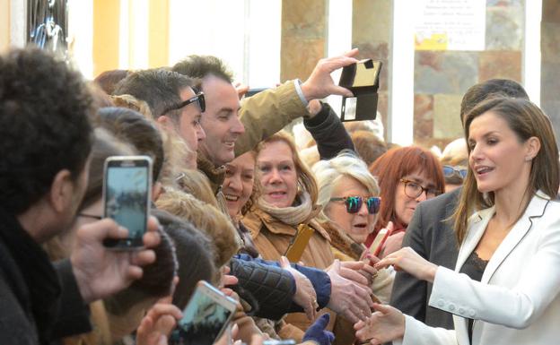 Imagen. La reina saluda a las personas congregadas tras presidir el fallo del Premio Princesa de Girona