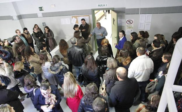 Aspirantes a entrar en el SES esperan para realizar un examen de oposición. :: 