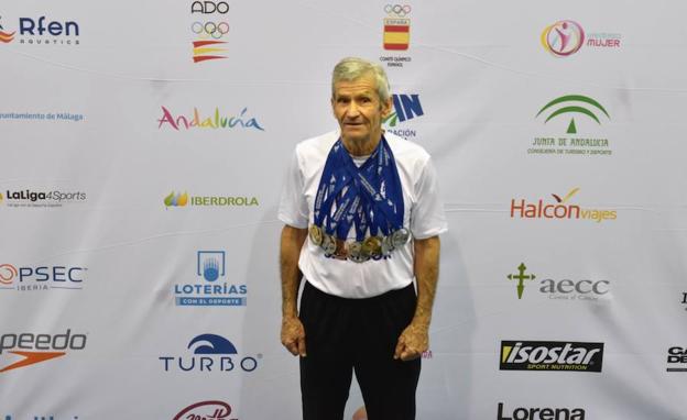 Lolo Unión posa con sus siete medallas conseguidas en el Campeonato de España de Natación Máster de Málaga. :: HOY 