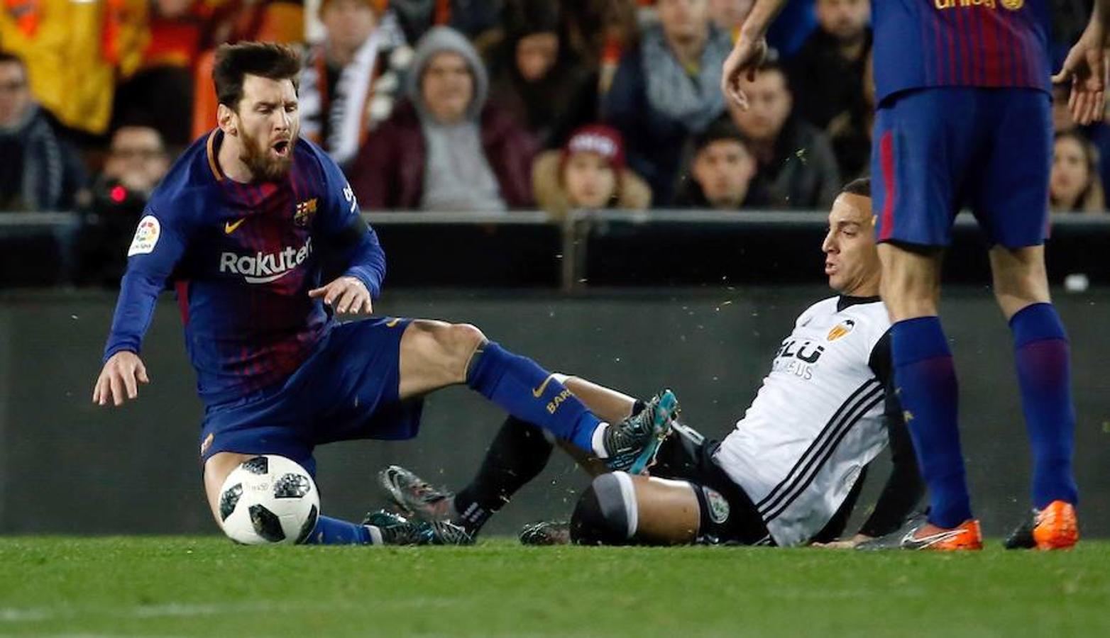 El Barcelona disputará su quinta final de Copa del Rey consecutiva, tras imponerse al Valencia en Mestalla (0-2) con tantos de Coutinho y Rakitic.