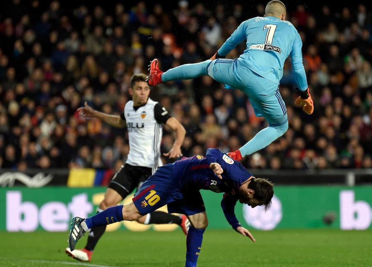 El Barcelona disputará su quinta final de Copa del Rey consecutiva, tras imponerse al Valencia en Mestalla (0-2) con tantos de Coutinho y Rakitic.