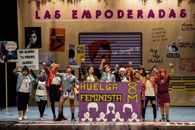 La murga Los Chungos sacó la pancarta del 8M al inicio de su actuación el martes.