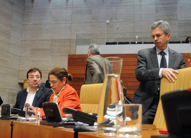 El consejero Navarro toma asiento junto al presidente de la Junta y la vicepresidenta. :: brígido