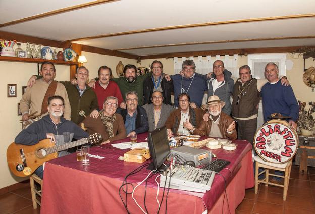 2018: Este es el grupo de amigos que sigue siendo Ad Libitum hoy. Tras 35 años en la brecha, HOY recogió el momento en el que grabaron su repertorio de despedida, que estrenan hoy y que cantarán durante todo el carnaval.