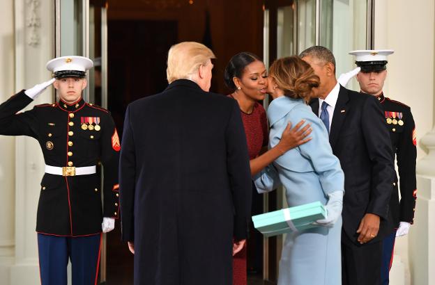Melania agasajó a Michelle con un regalo cuando se dieron el relevo en la Casa Blanca. :: zumapress