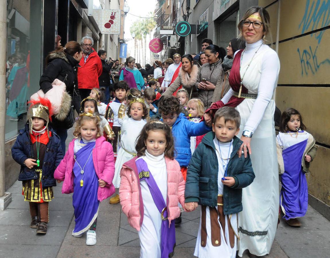 Los más pequños han disfrutado disfrazados este viernes por la capital extremeña.