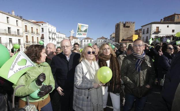 Representantes del Gobierno municipal, incluida la alcaldesa de la ciudad, en la manifestación de la pasada semana. 