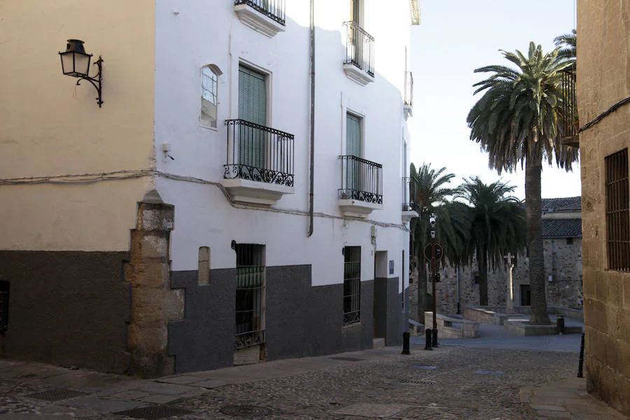 Puerta de Mérida, la inscripción está en la esquina de la casa de la izquierda