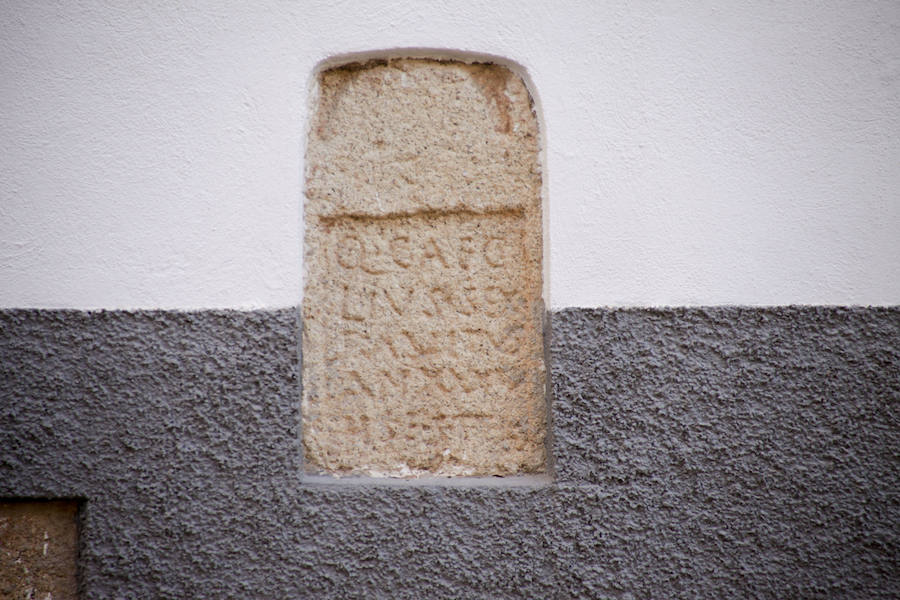 Detalle de la lápida de granito de la Puerta de Mérida