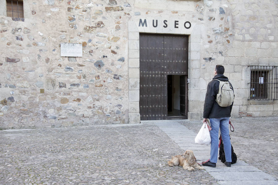 Museo de Cáceres. La lápida está a la izquierda de la entrada