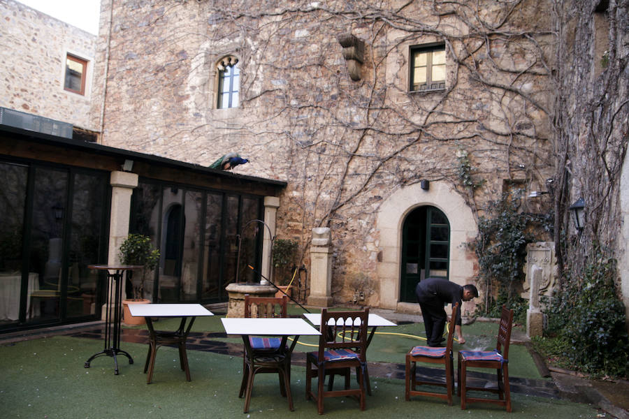 Patio interior del Restaurante Torre de Sande, en el que hay cuatro estelas y un ara romanas