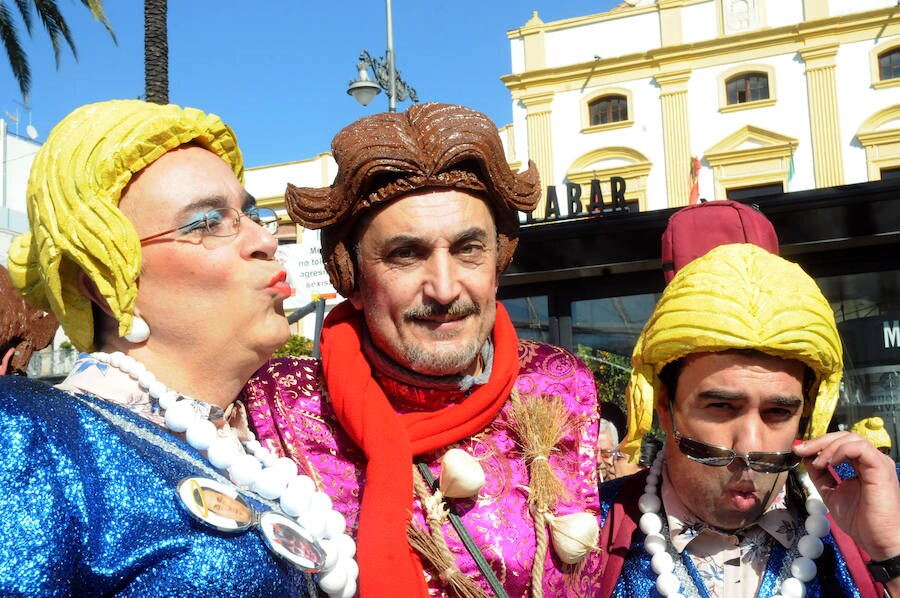 Las coplas monumentales y los cantacalles animan el Carnaval de día