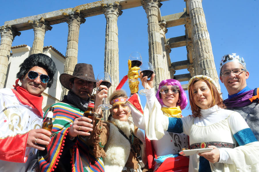 Las coplas monumentales y los cantacalles animan el Carnaval de día