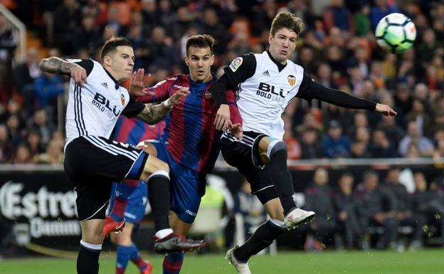 El levantinista Pier, entre los valenianistas Mina y Vietto, en el derbi de Mestalla. 