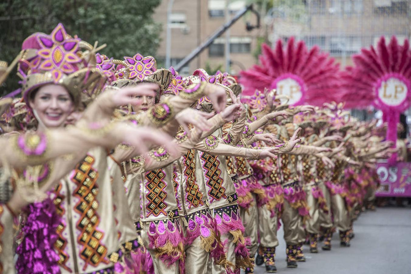 Latin Fusion Dance. Bajo ese nombre se presentaron este año Los Pirulfos. El dorado, el fucsia y el negro predominan en un disfraz marcado por los flecos y la cadenas