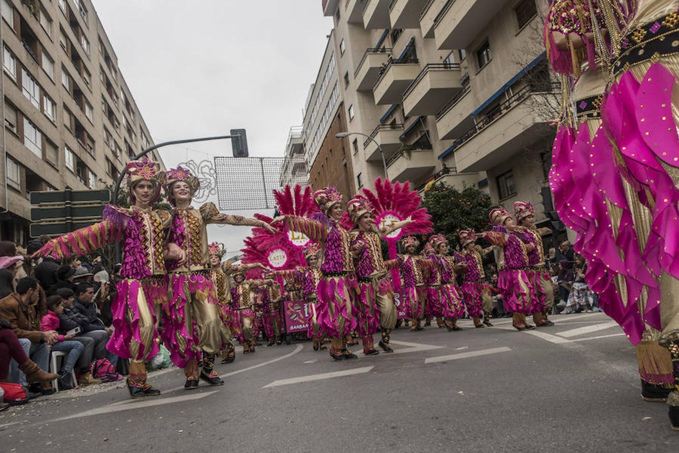 Latin Fusion Dance. Bajo ese nombre se presentaron este año Los Pirulfos. El dorado, el fucsia y el negro predominan en un disfraz marcado por los flecos y la cadenas