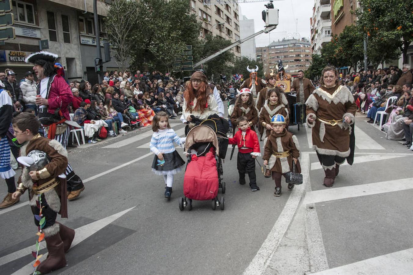 El desfile de comparsas suma este año una nueva incorporación. Se trata de Los Naranjitos y llegan de vikingos y piratas