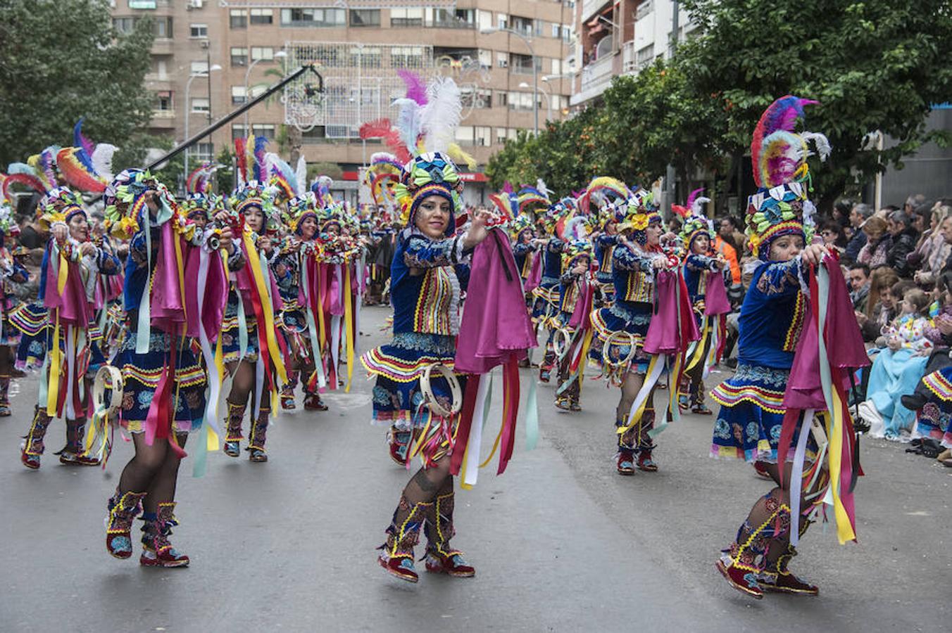 os Soletes presentan una mezcla entre una tuna tradicional y el folclore peruano con un disfraz elegante y sencillo. En él predominan el terciopelo azul, las cintas, pasamanería, adornos y lentejuelas