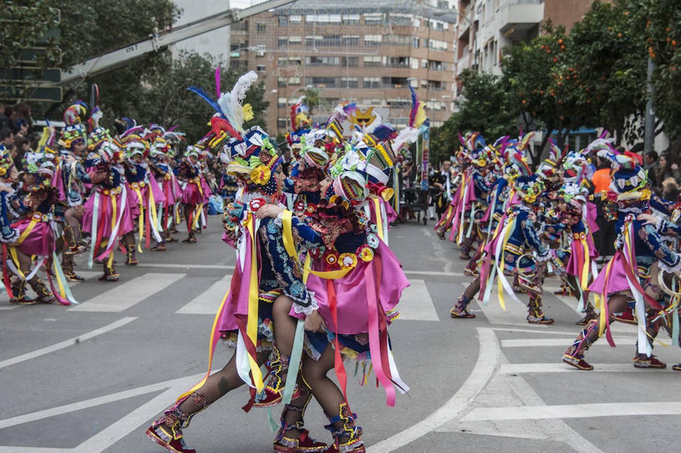 os Soletes presentan una mezcla entre una tuna tradicional y el folclore peruano con un disfraz elegante y sencillo. En él predominan el terciopelo azul, las cintas, pasamanería, adornos y lentejuelas