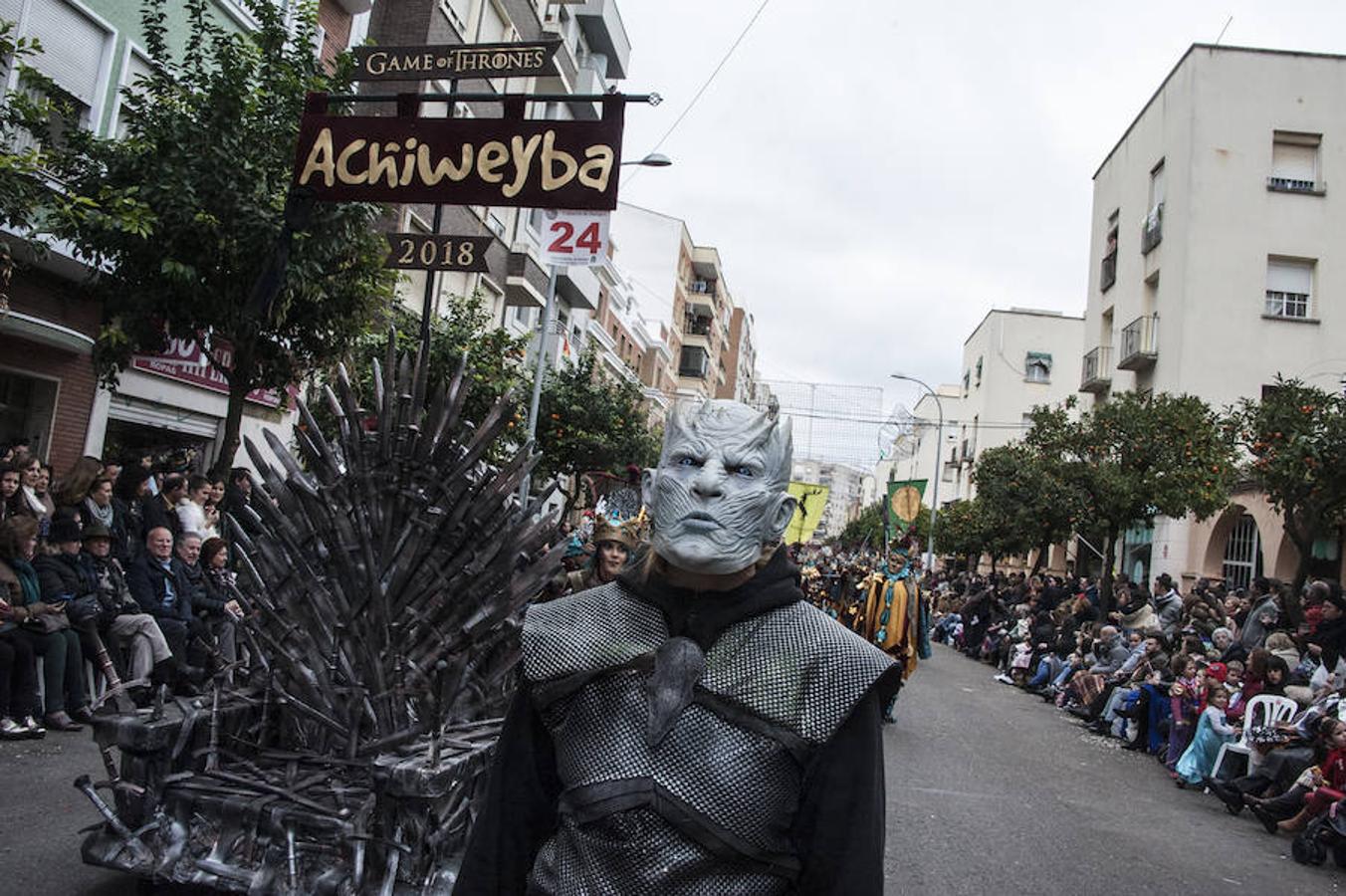 Achyweiba representó por las calles de Badajoz escenas de la serie 'Juego de Tronos'. En sus trajes se puede observar una mezcla de diferentes personajes. En ellos predomina el burdeo, el amarillo mostaza y el azul