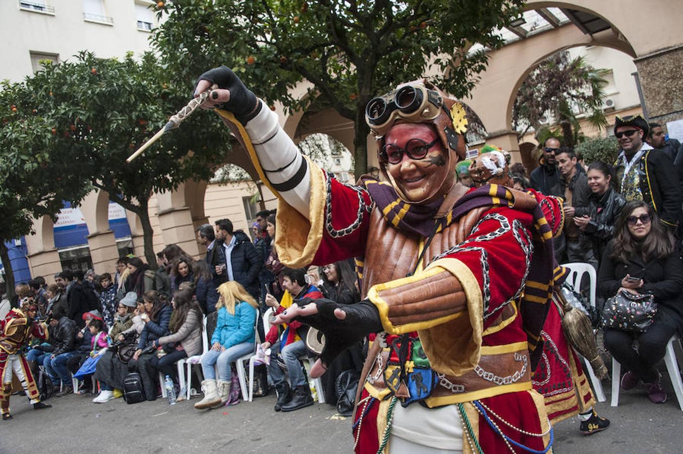 La comparsa de Montijo Montihuakán se ha convertido este año en Harry Potter. Entre sus complementos destaca una escoba y una varita mágica