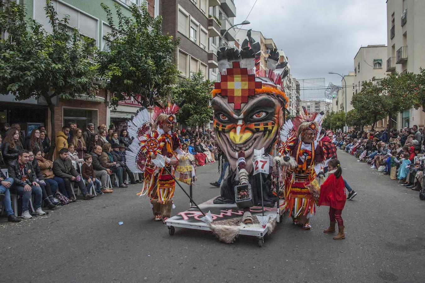 La comparsa Infectos Acelerados se han convertido en indios americanos este año. El disfraz es negro, rojo, naranja, amarillo, blanco y burdeo