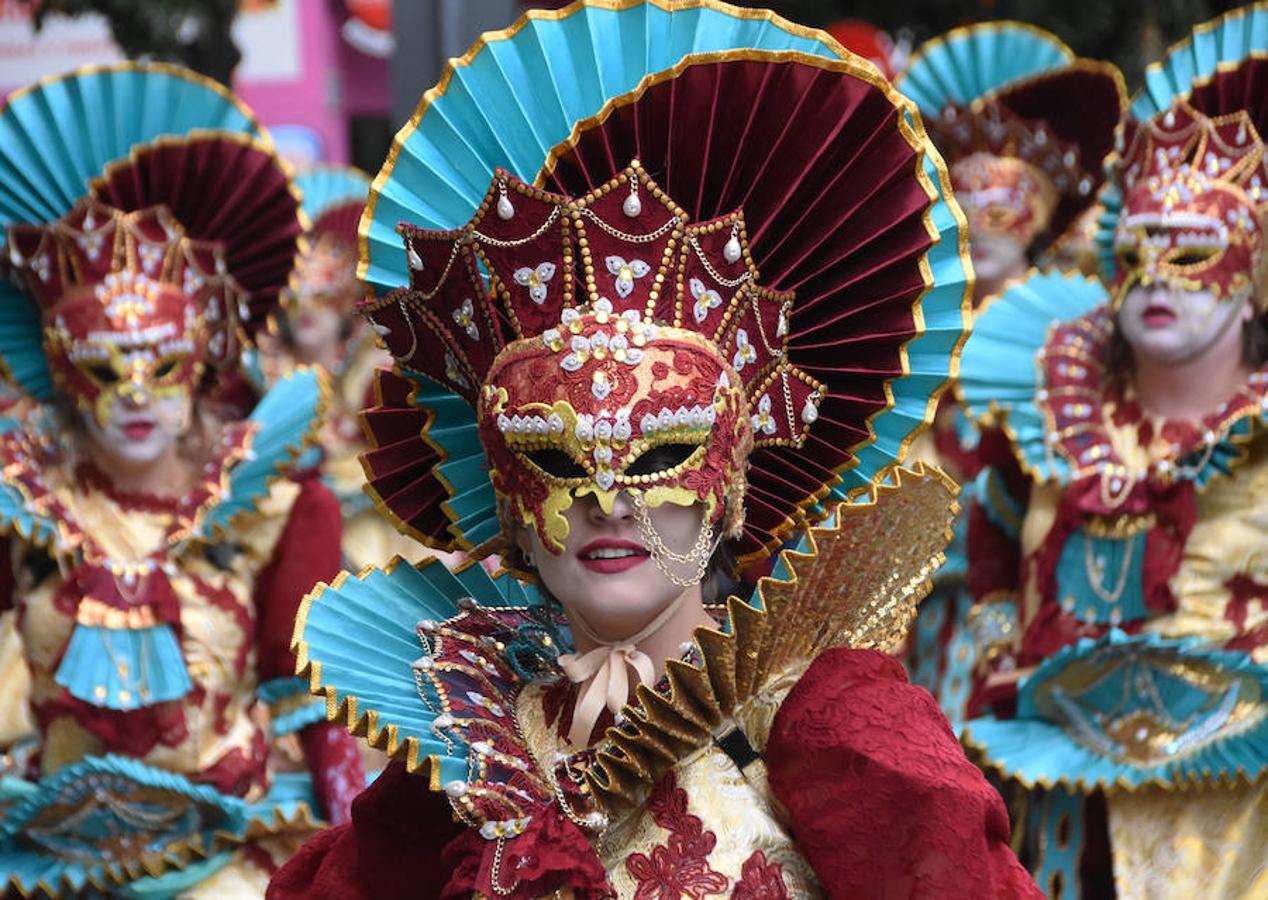 Atahualpa presentó el lujo del carnaval veneciano en un traje con mucha pedrería y pasamanería y abanicos en varias partes