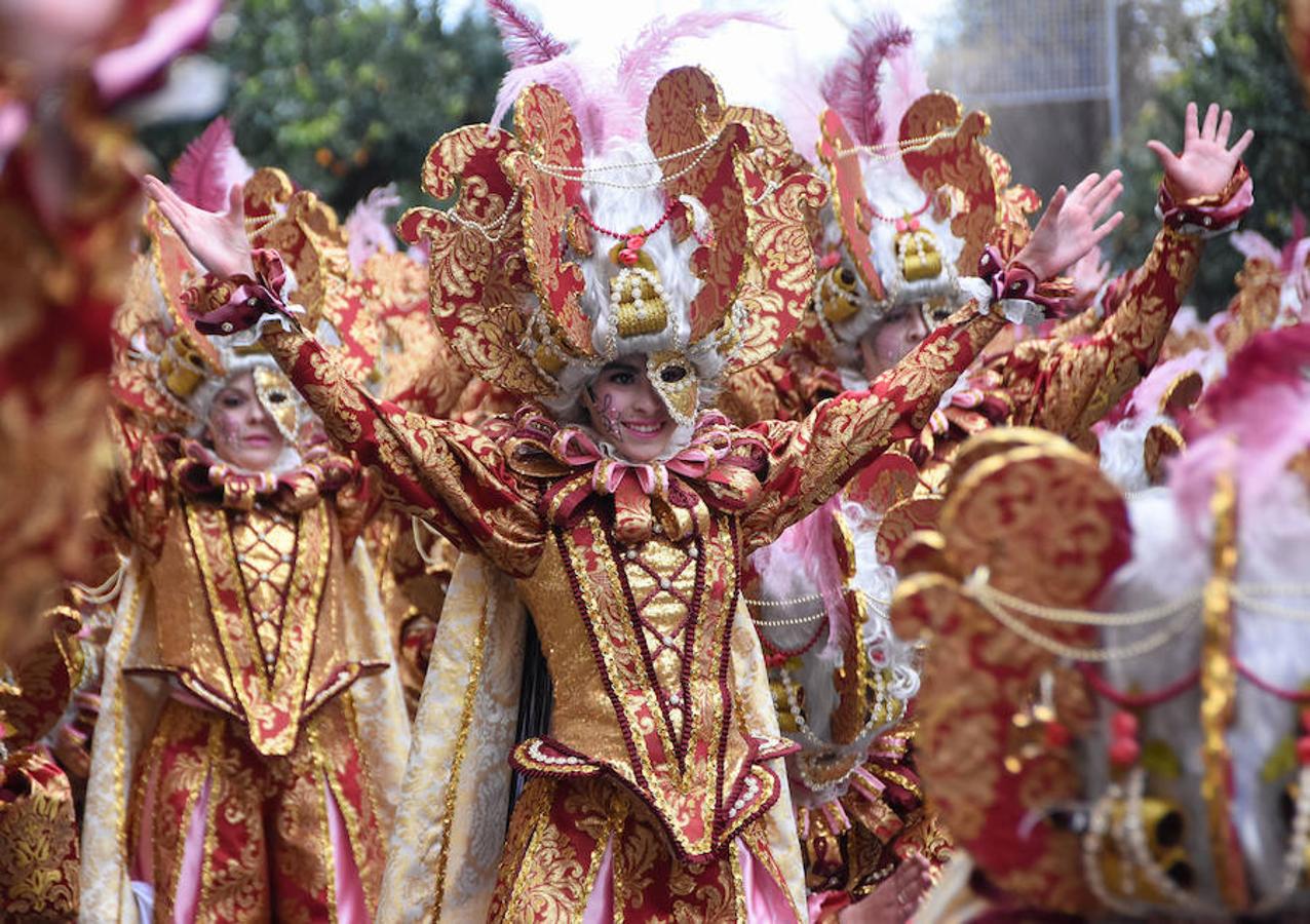 Los lingotes presentaron un disfraz de músicos clásicos para defender el título del año pasado. La gama de granates y rosas, así como el blanco y el dorado destacan en un traje con mucha tela