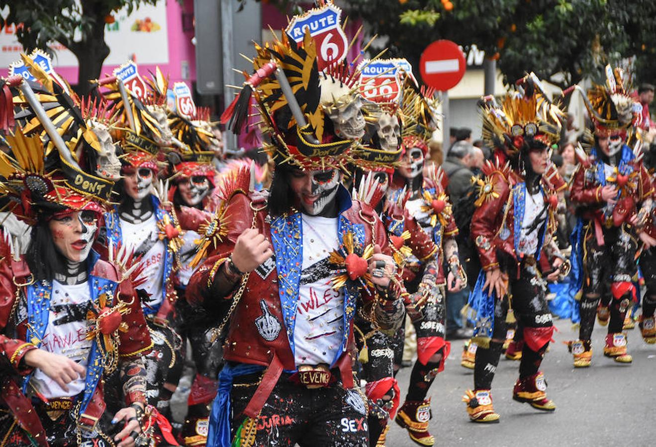 Ritmos rockeros, en los que se mezclan las versiones de canciones conocidas con temas propios, sonaron en el desfile al paso de Wailuku. Sus integrantes eran moteros, en los que destacan los colores rojo y negro