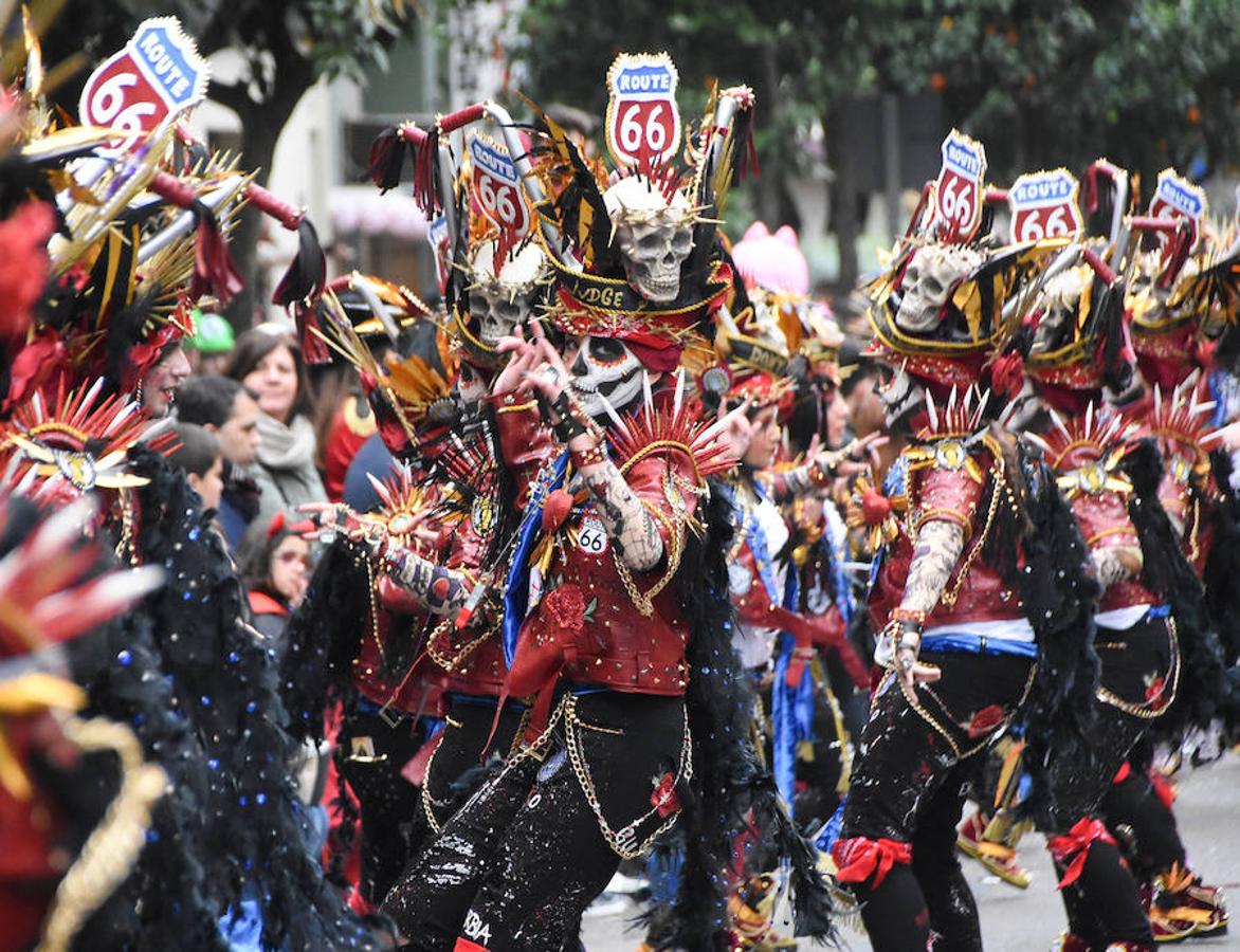 Ritmos rockeros, en los que se mezclan las versiones de canciones conocidas con temas propios, sonaron en el desfile al paso de Wailuku. Sus integrantes eran moteros, en los que destacan los colores rojo y negro