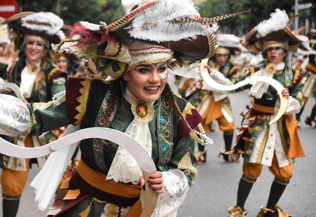 Un traje inspirado en la temática pirata, pero sin perder su esencia gracias a una mezcla de tejidos para un conjunto vistoso y elegante fue lo que presentó Saqqora