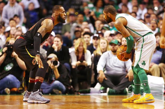 LeBron James, ante Kyrie Irving en el duelo entre Cleveland y Celtics. :: afp