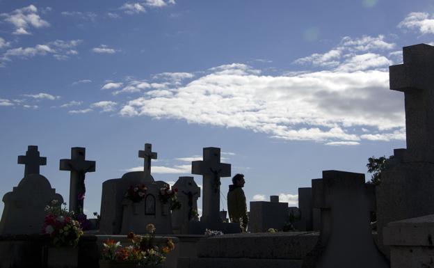 Un hombre visita la tumba de un familiar en el cementerio de La Almudena, en Madrid.
