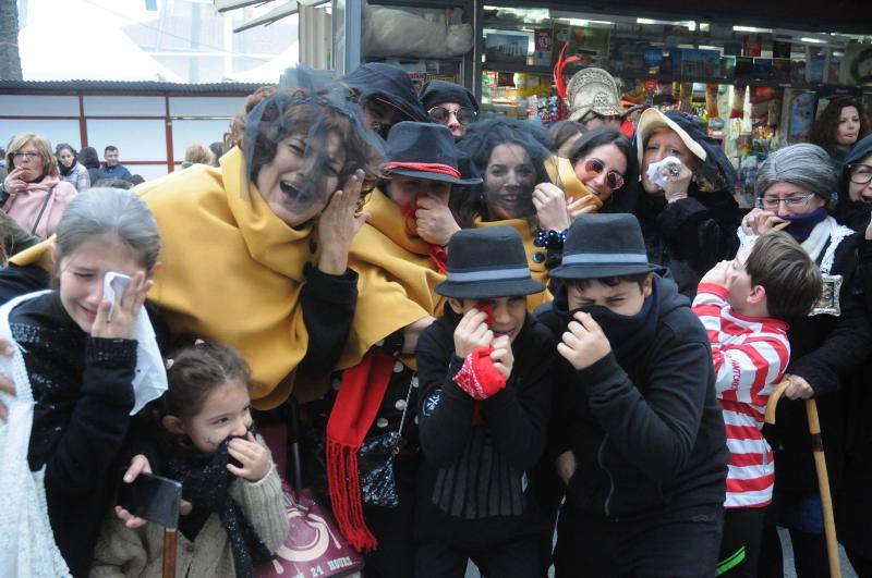 Cientos de personas se han congregado a primera hora en la Plaza de España en el Martes del Carnaval