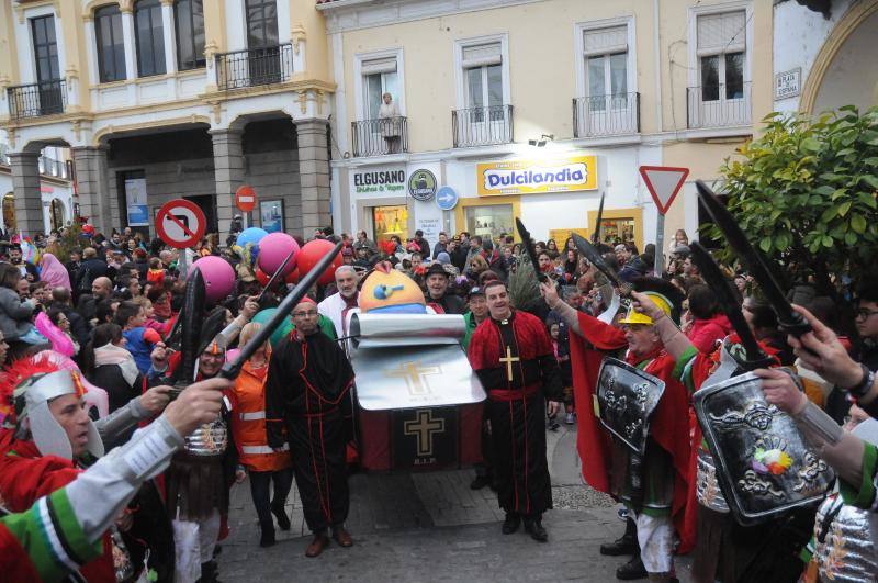 Cientos de personas se han congregado a primera hora en la Plaza de España en el Martes del Carnaval