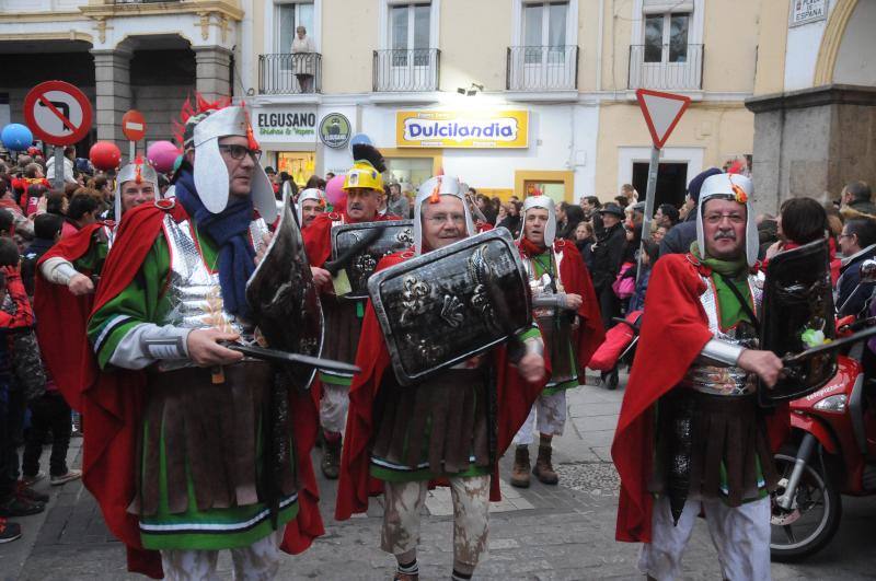 Cientos de personas se han congregado a primera hora en la Plaza de España en el Martes del Carnaval