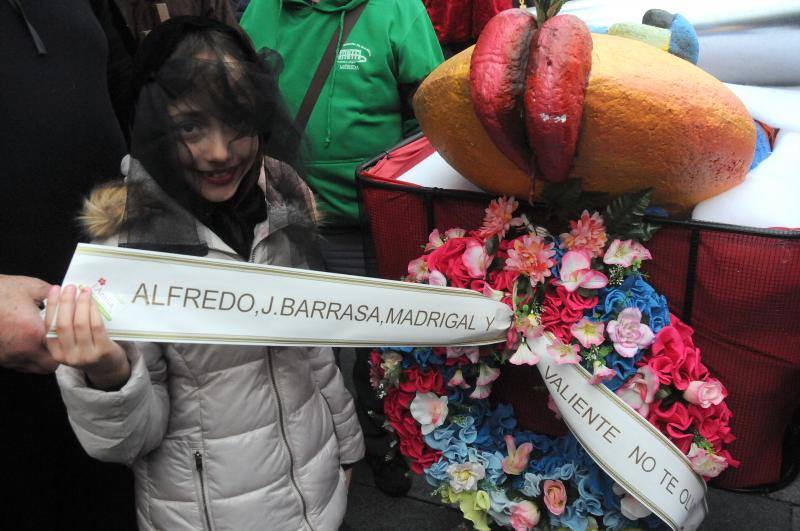 Cientos de personas se han congregado a primera hora en la Plaza de España en el Martes del Carnaval