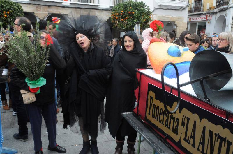 Cientos de personas se han congregado a primera hora en la Plaza de España en el Martes del Carnaval