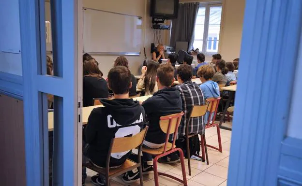 Imagen de archivo de una docente durante una clase en un centro escolar. :: hoy
