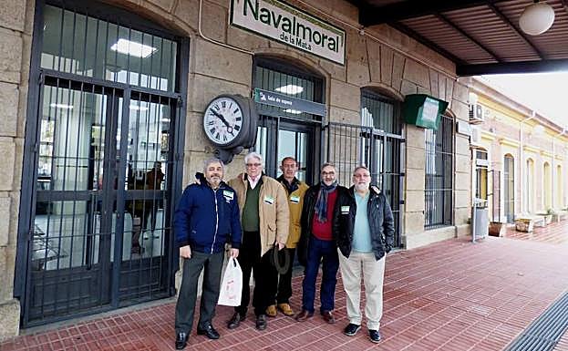 Integrantes de Milana Bonita en la estación de tren de Navalmoral de la Mata.