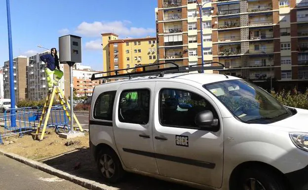 Instalan el nuevo radar en la avenida Antonio Masa Campos de Badajoz