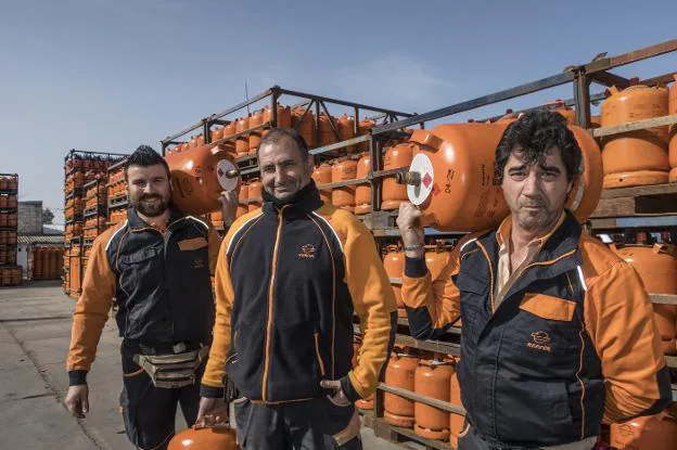 Raúl Rodríguez, Paco Vázquez y José Vicente Grandioso en las instalaciones centrales de Butagas, en Badajoz. :: pakopí