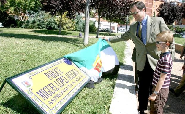 Hace diez años se concedió una placa al astronauta que según denuncia su familia, aún no recoge el callejero 