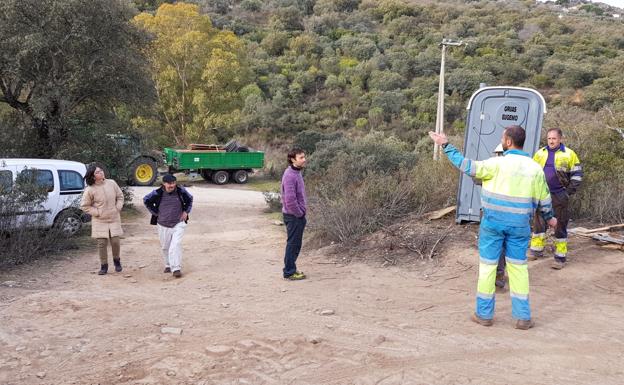 Miembros de la Plataforma, esta mañana en el paraje, mientras los operarios recogen