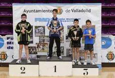 Marlon López, de azul, en el tercer cajón del podio del Torneo Estatal de Valladolid. :: TM ALMARAZ 