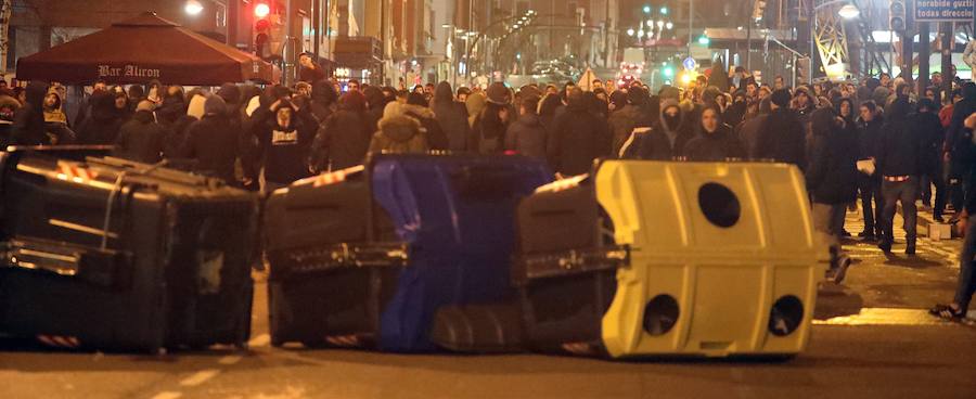 Un ertzaina ha fallecido tras los altercados previos al partido correspondiente a la vuelta de dieciseisavos de la Liga Europa entre el Athletic y el Spartak. Cinco personas, al menos tres de ellas ultras del conjunto ruso, han sido detenidas por los incidentes, en los que se han lanzado bengalas y diversos objetos.