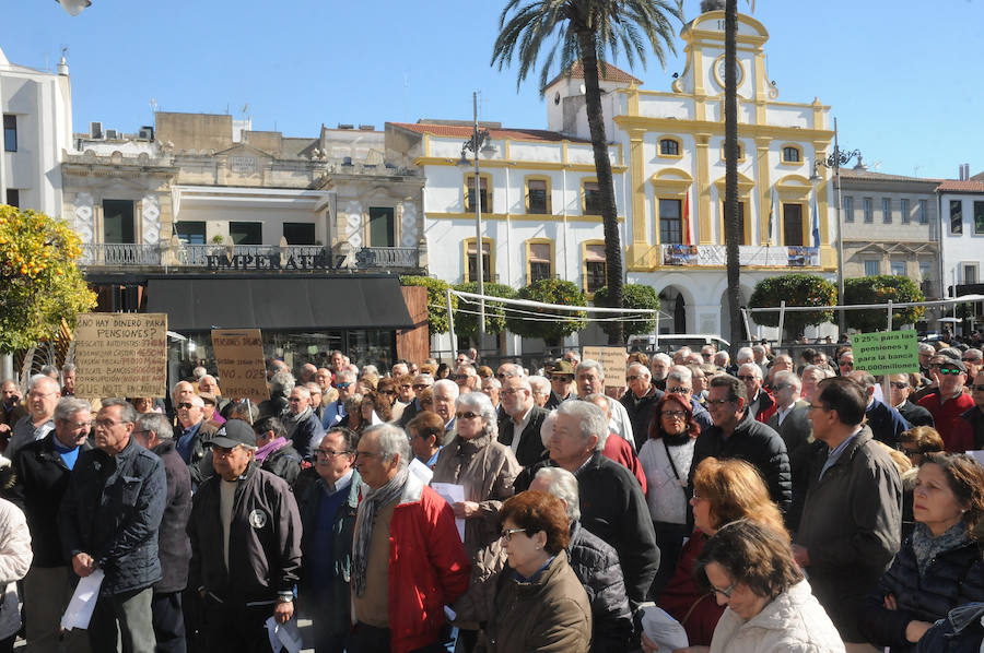 Fotos: Protesta de jubilados por unas pensiones dignas en Mérida y Almendralejo