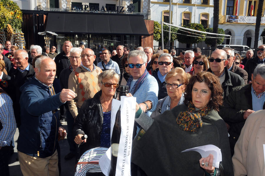 Fotos: Protesta de jubilados por unas pensiones dignas en Mérida y Almendralejo