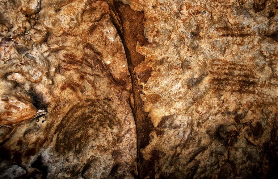 Una investigación internacional fija en 66.700 años la fecha de una de las manos de la cavidad, lo que certifica su origen neandertal.
