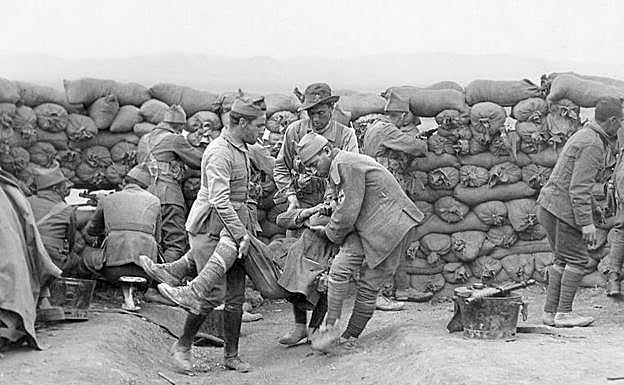 Imagen principal - Arriba, herido en el frente de Marruecos en 1921. Abajao a la izquierda, Miguel Ángel Rodríguez; y a la derecha, Lorenzo Jiménez